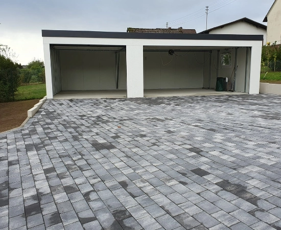 Geöffnete Garage mit zwei Toren